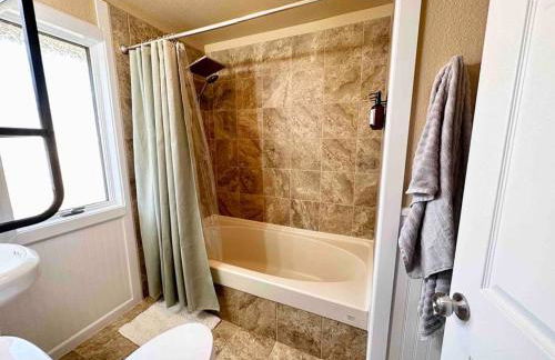 Cozy Cabin in the City of Winnemucca plus GYM - Foto 8