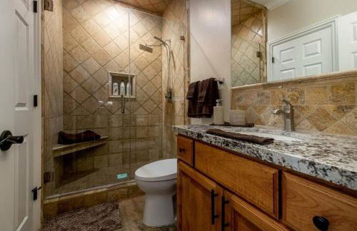 New Luxury 5BR Cabin in Pine Mountain Lake! 1 Minute to Beach! Massage Chair! Close to Yosemite! Perfect for Retreats and Escapes All Seasons! - Foto 37