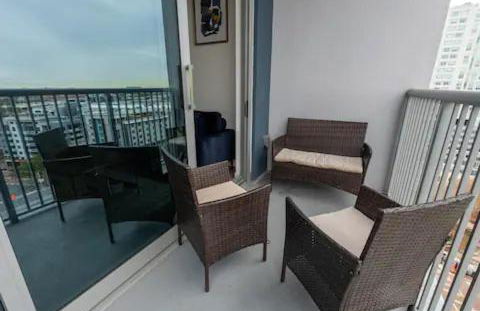 High-Rise Apartment with Panoramic Skyline Views - Foto 14