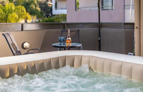 Panorama View Apt with Jacuzzi by 8essentially - Foto 1