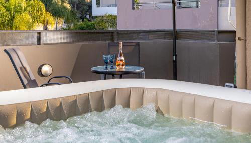 Panorama View Apt with Jacuzzi by 8essentially - Foto 1