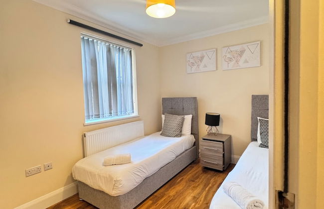 Stay Near Heathrow! Pristine, Convenient & Only 5 Mins to the Terminals - Photo 7