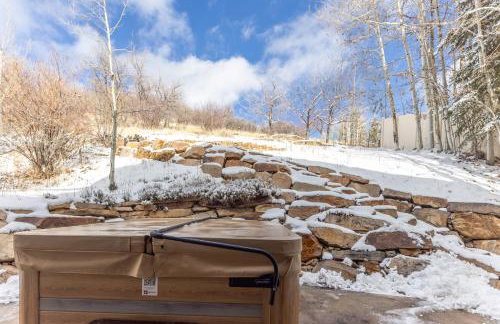 Spacious 5 Bed Retreat, Walk to Lifts and Main - Photo 10