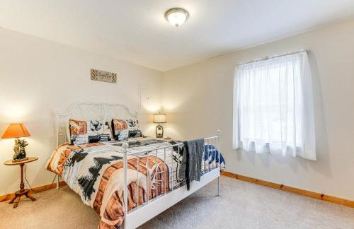 Charming and Cozy Cabin Near Lake Champlain! - Foto 12