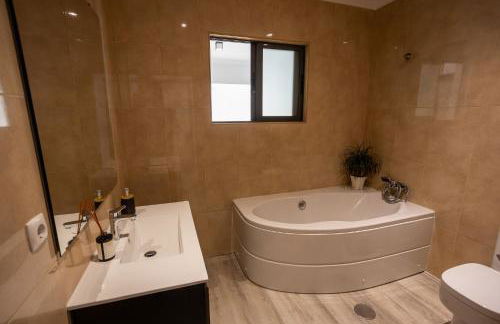 Countryside house with a pool and fireplace - Photo 8