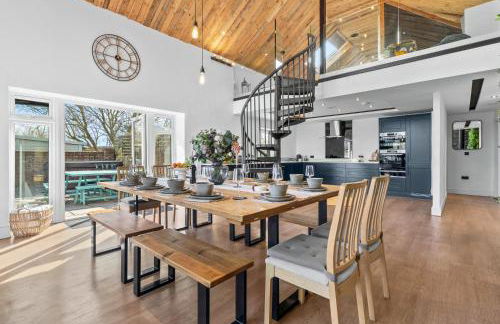 The Oaks Barn - A Countryside Luxury Rural Escape with Hot tub & Fire Pit! Tranquil Group Retreat - Sleeps 8, Pet Friendly & Off road Parking - By Blue Puffin Stays - Photo 7