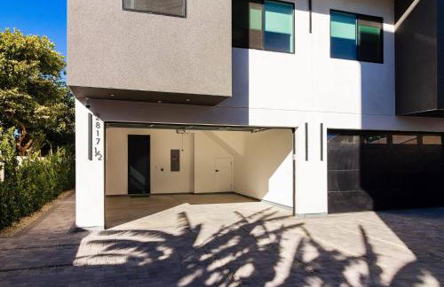 Modern Luxe Retreat Three-Bedroom #4 - Photo 24