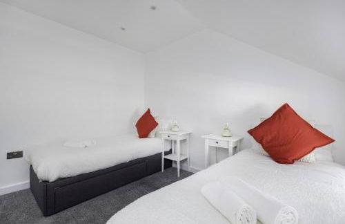 2Bed Flat-Secured Free Parking-by Holiday Homes - Photo 4