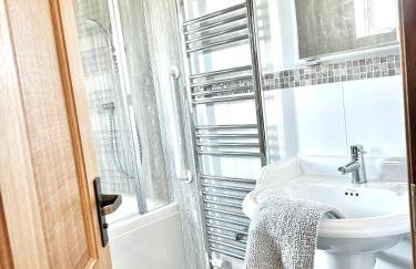 Golf View Spacious Bungalow 2 Bathrooms, Free Parking WiFi - Photo 15