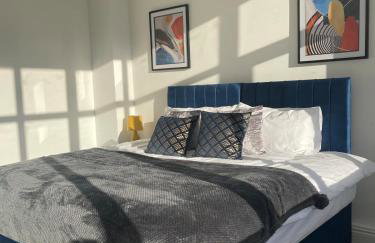 2 Bedroom Apartment - Flitwick - Contractor Friendly - Tourist Ready - Full Kitchen - WiFi - Smart TV - Sofa Bed - FREE Parking - Ideal for Short or Long Stays - Photo 1