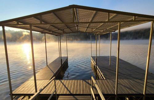 Lakefront Rest-Ashored Home with Private Dock! - Foto 32