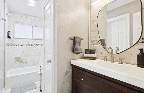 Luxury 5BR Getaway w Pool Hot Tub & Cinema - Foto 28