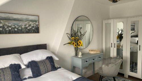 The Penthouse at Percy House Pet Friendly 2 Bedroom Apartment in Porthcawl Sleeps 4 people Located in the town centre - Foto 3, wardrobe