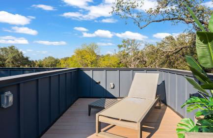 Modern Oasis w Pool Hot Tub Rooftop Deck Home Theater Mariposa Retreat by AvantStay - Foto 40