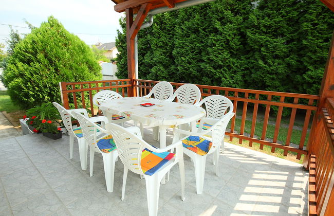 6 bedroom House in Balatonszárszó with garden and terrace - Photo 2