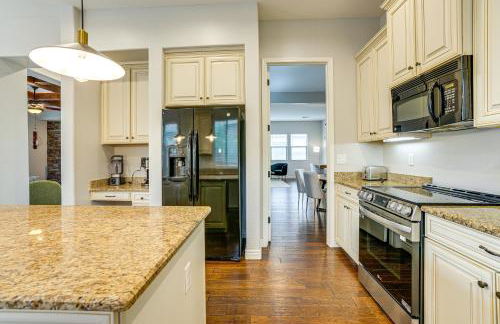 Pool, Views and Ample Space! Sunny Goodyear Retreat - Foto 14