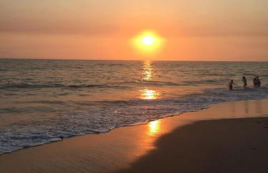 Quaint Mid-Century Cottage by the Coast - Foto 31