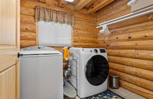 Spacious 4BR Cabin • Sleeps 12 • Games •Near Dells - Foto 31