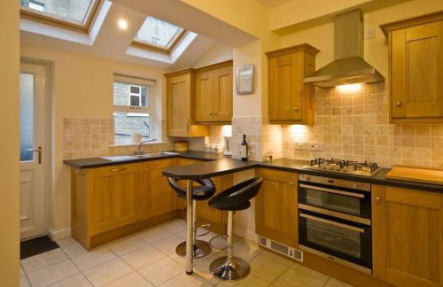 Sleeps 5 - 3 Bedrooms - walk to the square hosted Happy Valley cast - Foto 10