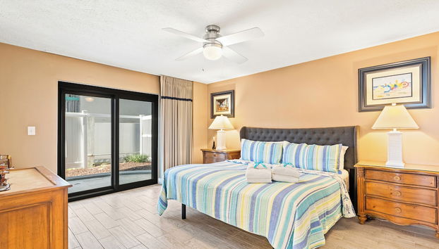 Steps to Paradise: Ground-floor 2br/2ba Beachfront Condo, Sleeps 8, Gulf Views! - Foto 5, Habitación