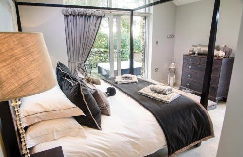 The Cow Shed - with hot tub - Photo 14