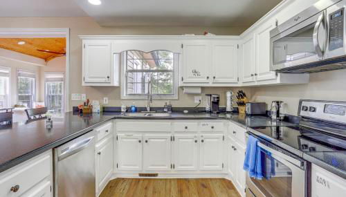 Lakefront Home with Private Boat Dock on Lake Lanier - Foto 5