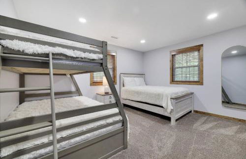 Whiskey Pines Retreat! Single Level Home, Outdoor Firepit, AC, BBQ! Sleeps 9 in Lake Harmony! - Foto 30