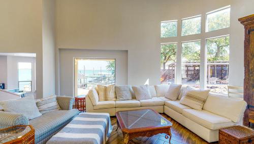 Hot Tub & Views: Luxe Lake Bridgeport Retreat - Photo 4