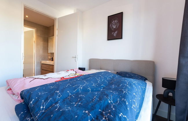 Cozy Villa With Lakeside Views - Photo 8