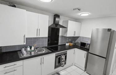 Entire home Sleeps 5 guest 5 mins fromMCR City - Foto 8