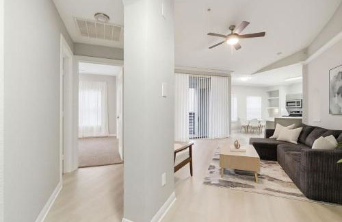 Chic 2BR Boho-Chic Retreat Garage, Pool, Gym - Photo 5