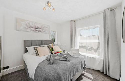 Home In Bletchley Milton Keynes, contractors favourite - Photo 1