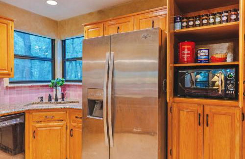 Retro Retreat - Fire Pit, Billiards, Media Room, Games - Photo 9