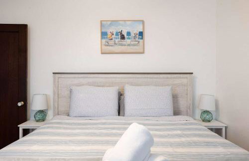 10 Min to the Beach Colorful Home Huge Yard - Foto 25