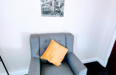 Crystal House Flat 3 - free private parking - metro - Foto 31