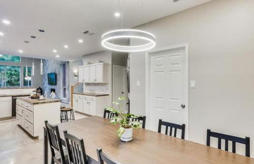 Captivating 6BR 3B Home with Pool & Fire Pit - Foto 57