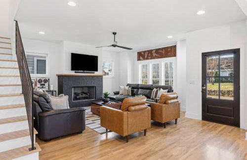 Modern House by Downtown with Garage and Fenced-in Yard - Foto 18