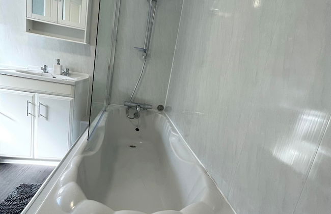 Lovely 3 Bedroom Apartment In Newcastle Upon Tyne With Free Parking - Photo 18