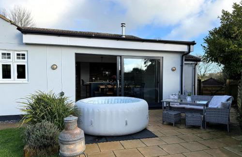 Adgestone Villa - A Luxurious Countryside Escape with Heated Pool, Near Sandown Beach, Dog Friendly in Rural Sandown - Perfect Getaway for Family & Friends - Photo 6