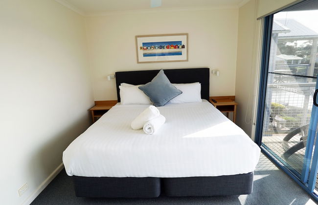 Captains Cove Resort - Waterfront Apartment - Photo 3