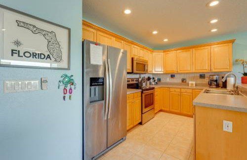 Large Balcony and Water Views Indian Shores Condo! - Foto 10