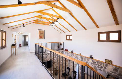 Villa Pietra- Modern rustic poolside oasis - Photo 15