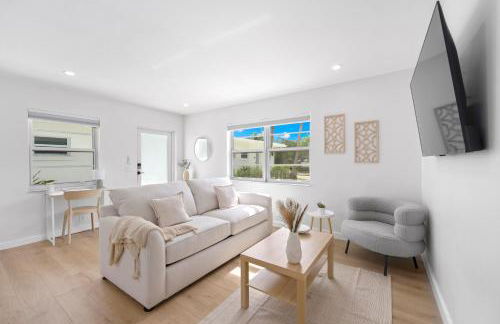 M Lake Worth Beach - Modern Villas Near West Palm Beach, Chic Retro Vibes, King Bed, Cozy Backyard, BBQ, Workspace, High-Speed Internet, Free Parking, 5 Minutes to Downtown & Beach - Foto 16