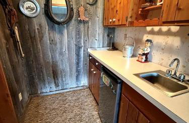 Charming Riverfront Guest House with Deck Overlooking Madison River, Near Ennis, Montana - Foto 27