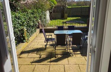 Large 4 Bed Home - Fast Wifi, Smart TV's & Free Parking - Near A66 - Foto 46