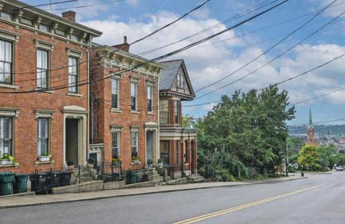 Walk to OTR! Hot Tub and Movie Room at Cincy Condo - Foto 25