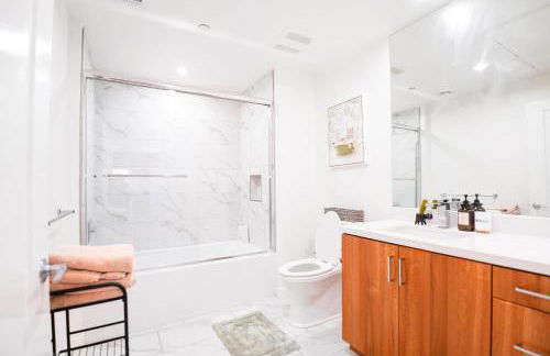 Heart of North Hollywood 2 bed Apt FREE parking, hot tub, pool, gym - Foto 11