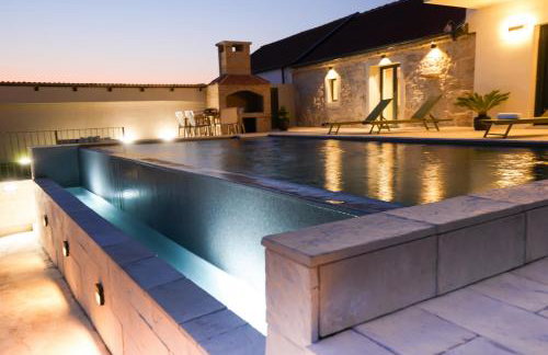 Newly built Villa MarVista with 4 bedrooms,infinity pool & stunning sea and mountain views - Photo 5