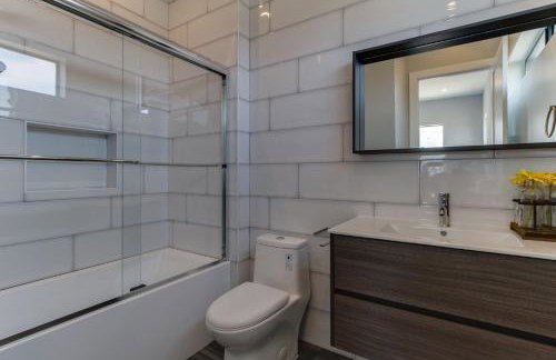 Luxury Modern 4 Bedroom 4 Bathroom Home with Rooftop Deck #4 - Foto 18
