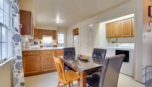 Walk to Fairgrounds! Hagerstown Townhome with Deck - Foto 2